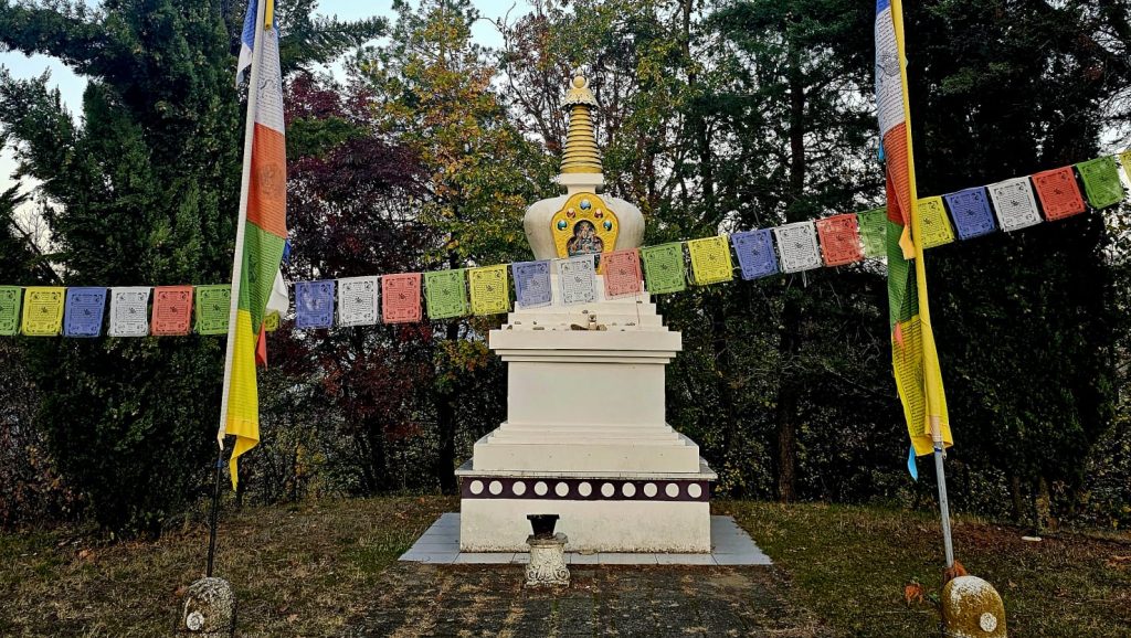 Stupa bianca della Casa del Tibet a Votigno, Reggio Emilia